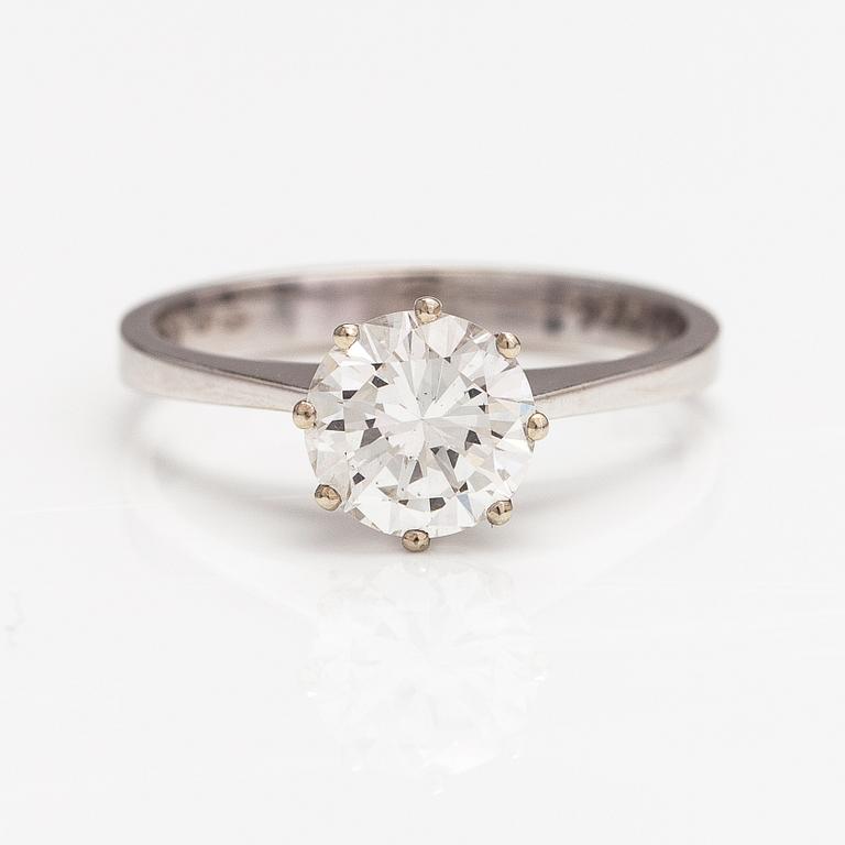 Sormus, 18K valkokultaa, timantti n. 1.35 ct. Tolvanen L & kumpp, Helsinki 1974.