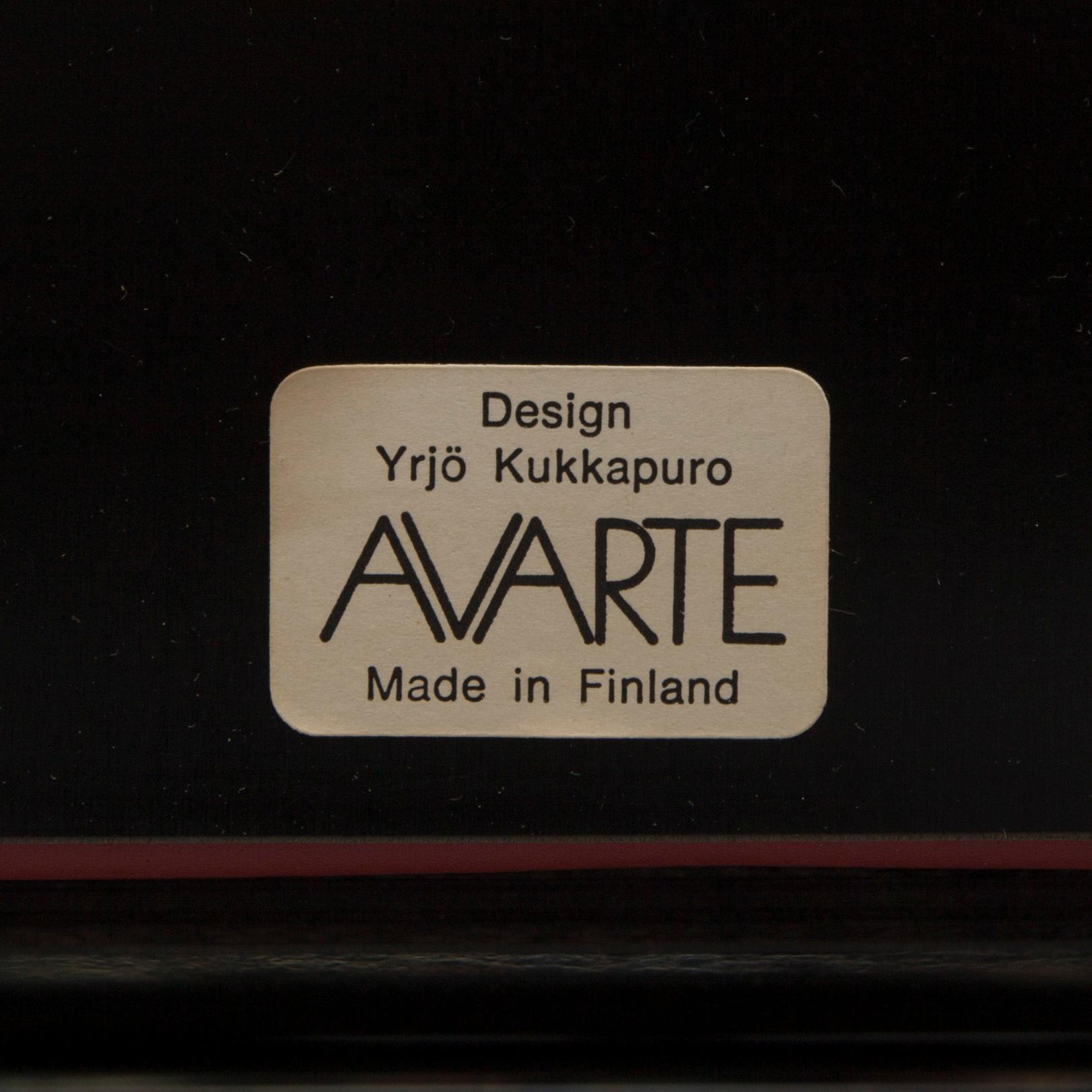 KARMSTOLAR, ett par, modell A-500, Yrjö Kukkapuro, Avarte, Finland.