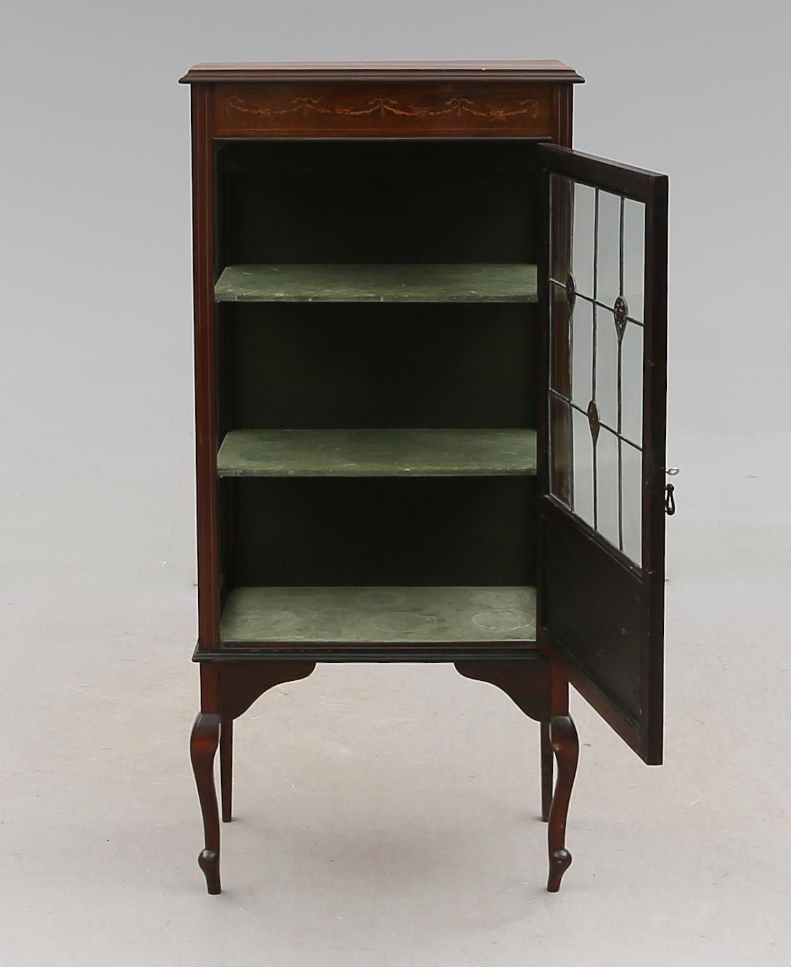 VITRINSKÅP, England, 1900-talets första hälft.