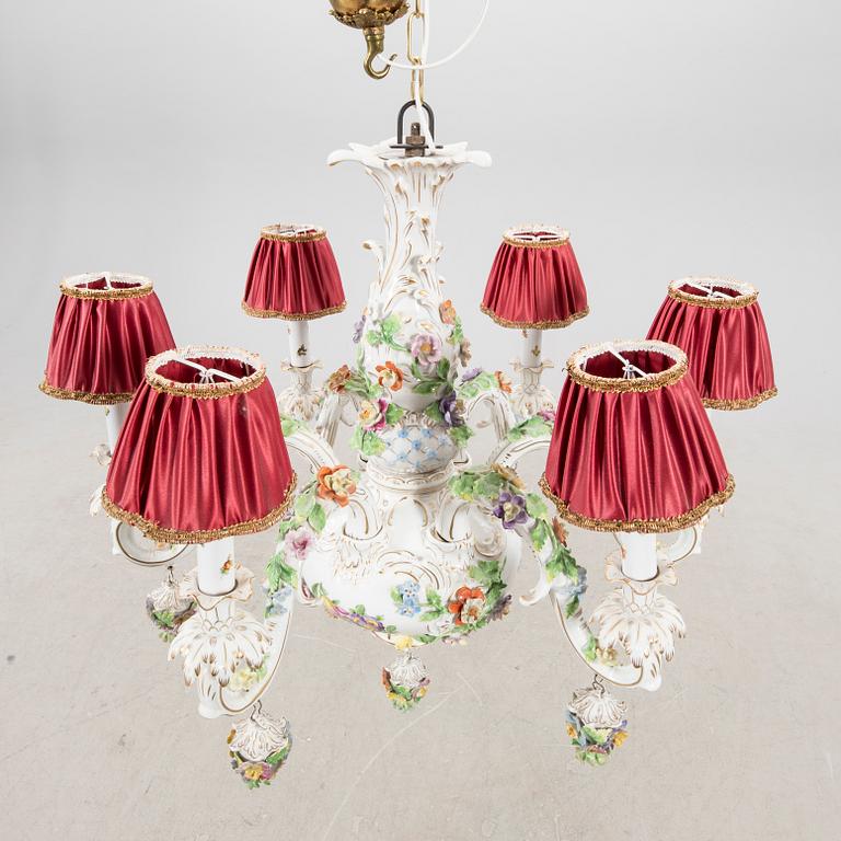 Ljuskrona samt lampetter ett par, Rokoko-stil  Dresden 1900-talets mitt porslin.