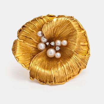 Lotta Orkomies, An 18K gold brooch with cultured pearls and diamonds ca.0.18 ct in total. A Tillander, Helsinki 1973.