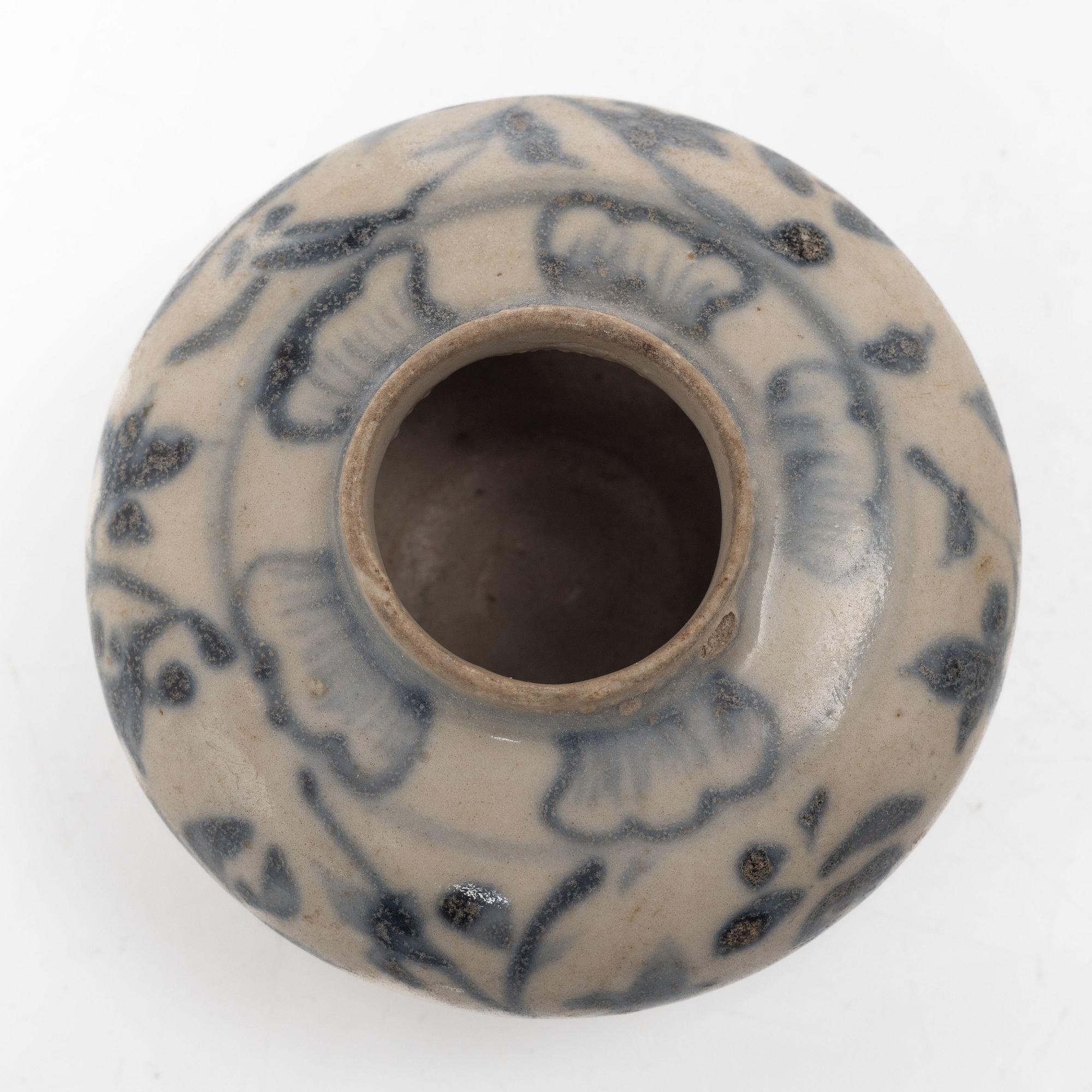 A Chinese blue and white porcelan bowl and a small vase, Ming dynasty (1368-1644).