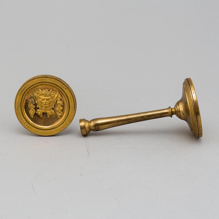 GARDINHÅLLARE, ett par, brännförgylld brons, empire, 1800-talets första hälft.
