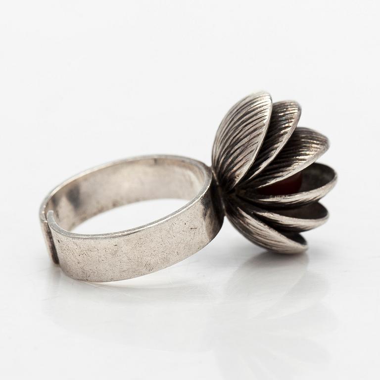 Elis Kauppi, sormus, karneoli, hopea, Kupittaan Kulta, Turku, 1970.