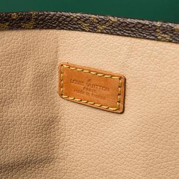 A BAG "Sac Plat" by Louis Vuitton.