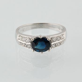 RING, 18K vitguld med ovalslipad blå safir 1.50 ct samt 12 briljantslipade diamanter 0.27 ct, importstämplad. Vikt 3,5 g.