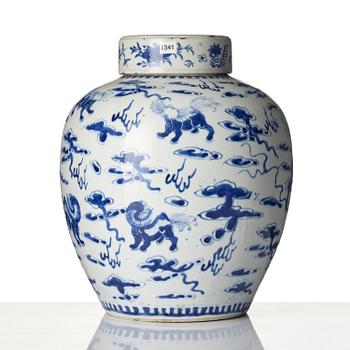 A blue and white jar with cover, Qing dynasty, 19th century.
