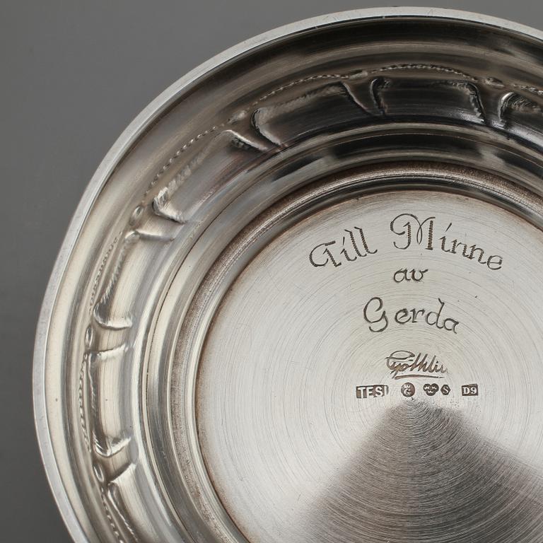 VAS SAMT SKÅL PÅ FOT, silver, 1900-tal. Vikt ca 698 g.