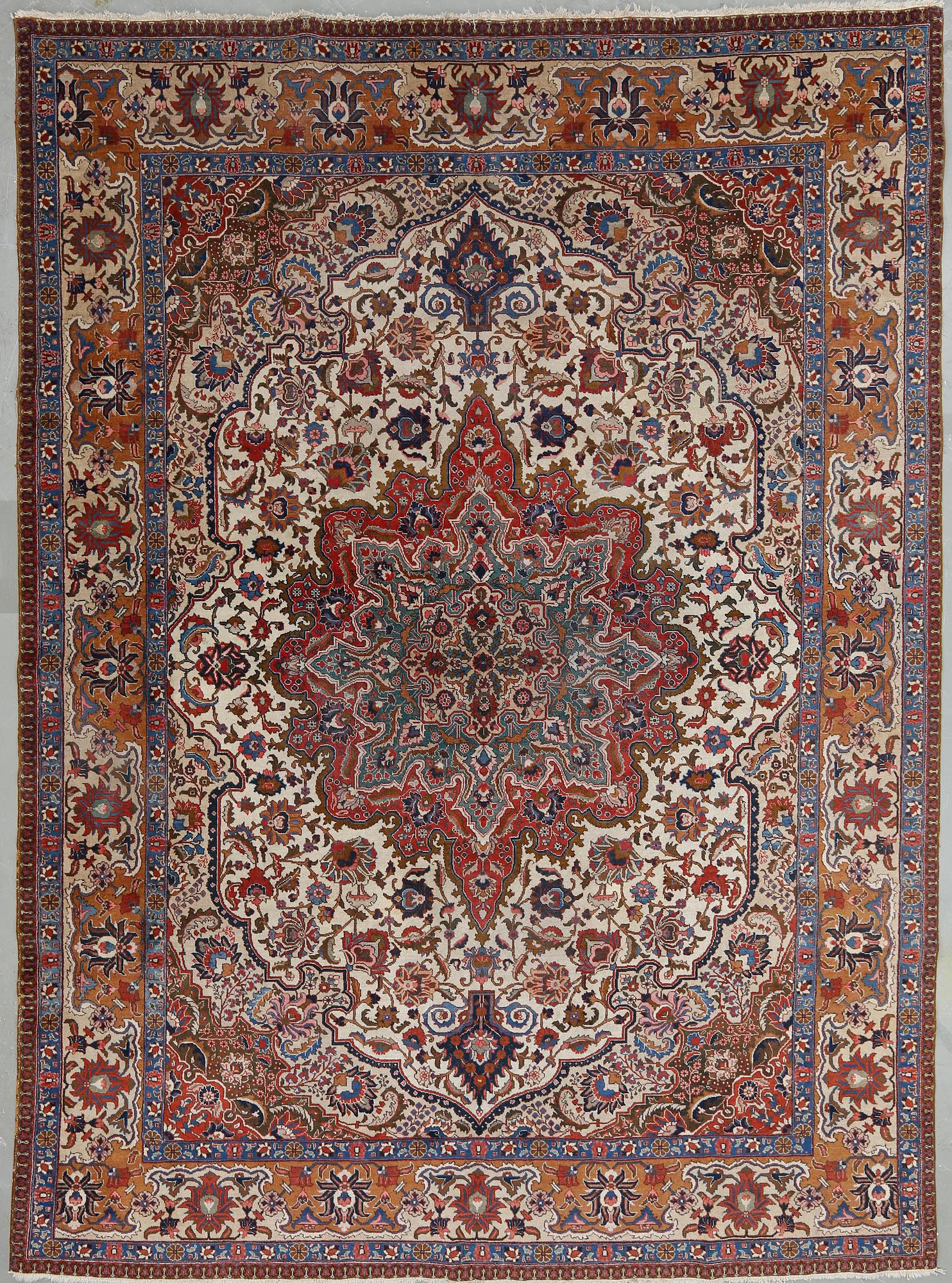 MATTA, semiantik Täbris. Ca 395x295 cm.