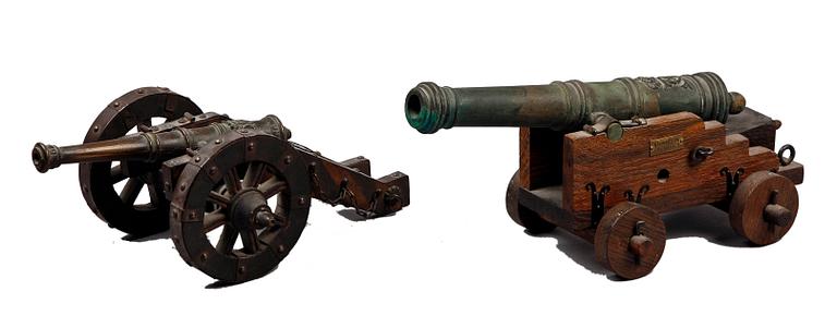 MODELLKANONER, 2 st, brons och trä, 1900-tal.