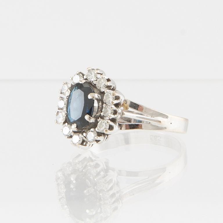 Ring in 14K white gold with an oval faceted sapphire and round brilliant-cut diamonds.