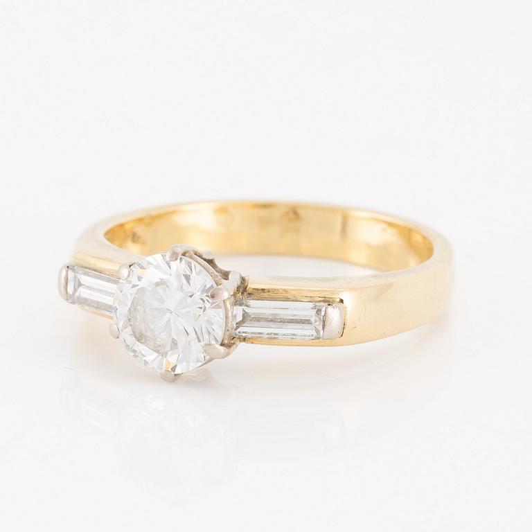 Ring 18K gold with a round brilliant-cut diamond.