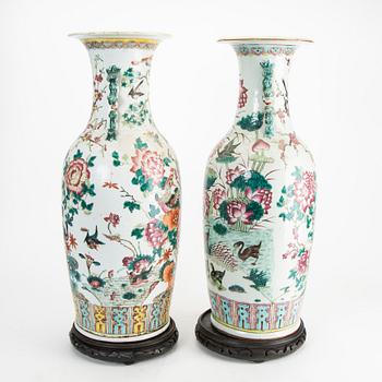 A pair of famille rose vases, late Qing dynasty, circa 1900.