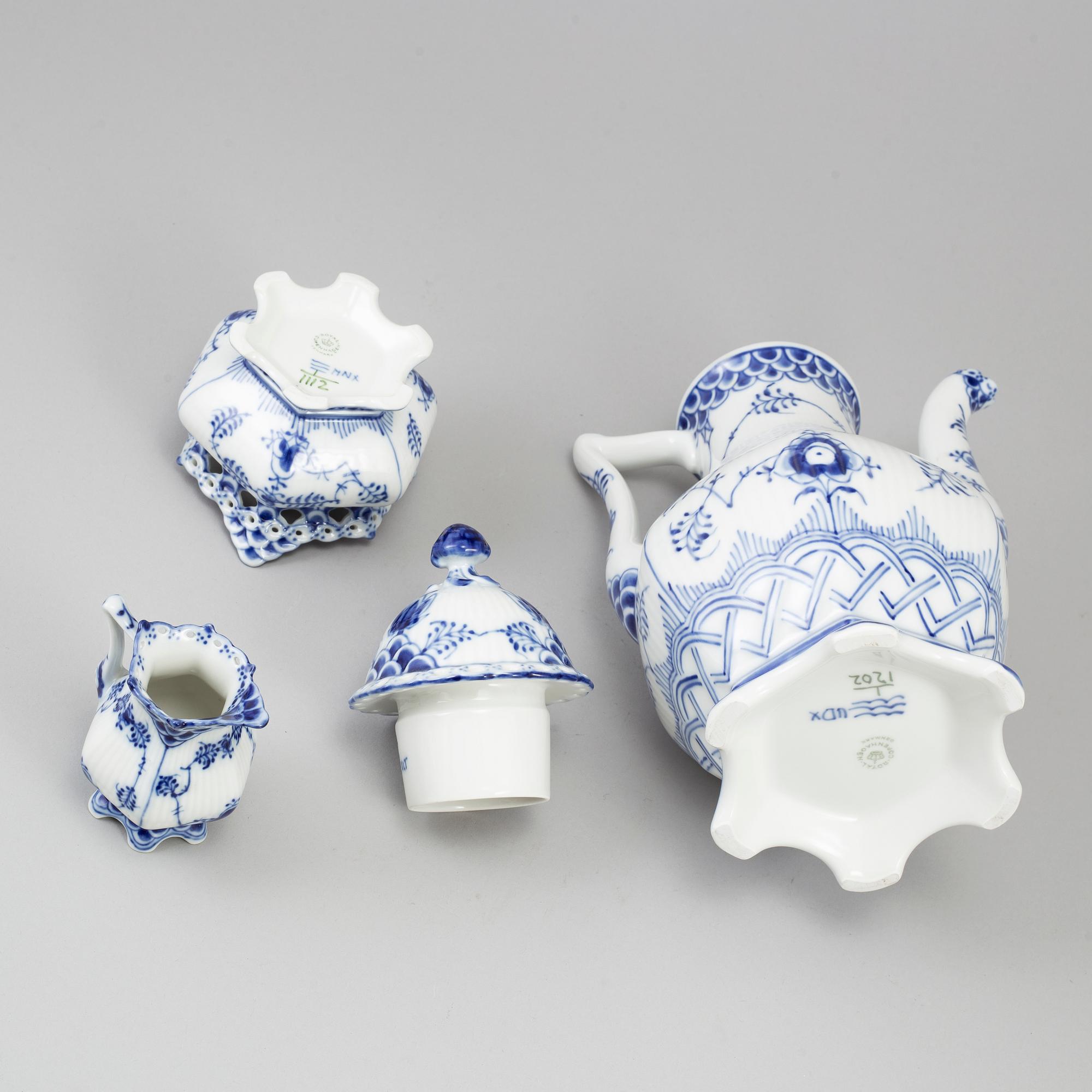 ROYAL COPENHAGEN, kaffeservis, 18 delar, porslin. "Musselmalet", Danmark.