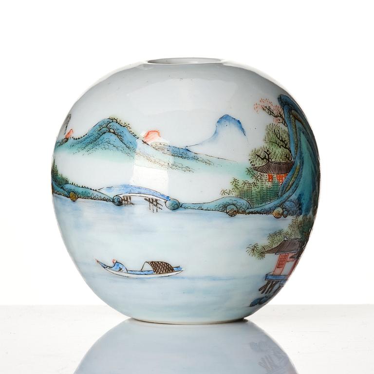A Chinese enamelled vase, first part of the 20th century.
