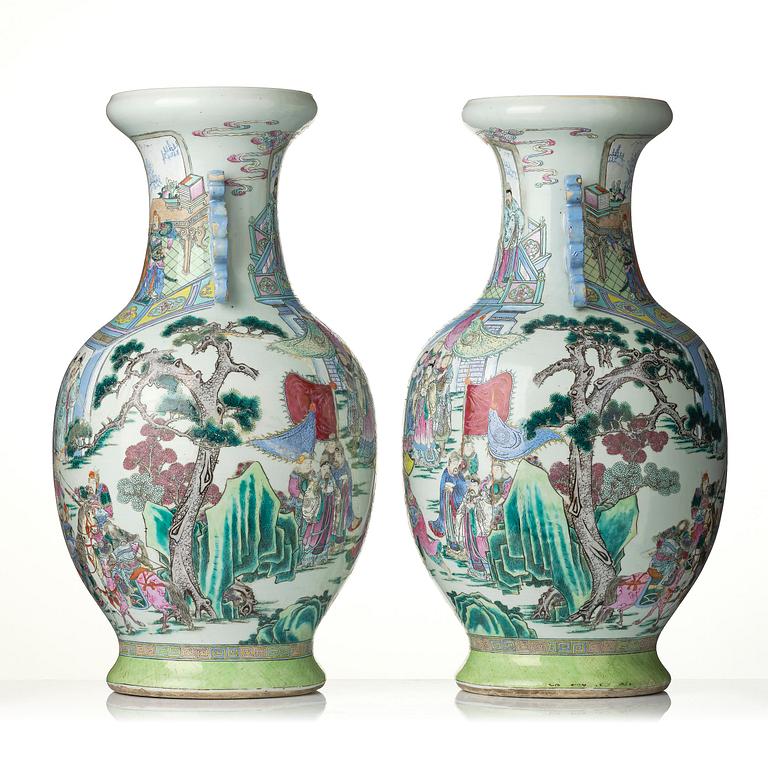 Praktvaser, ett par, porslin. Qingdynastin, 1800-tal.