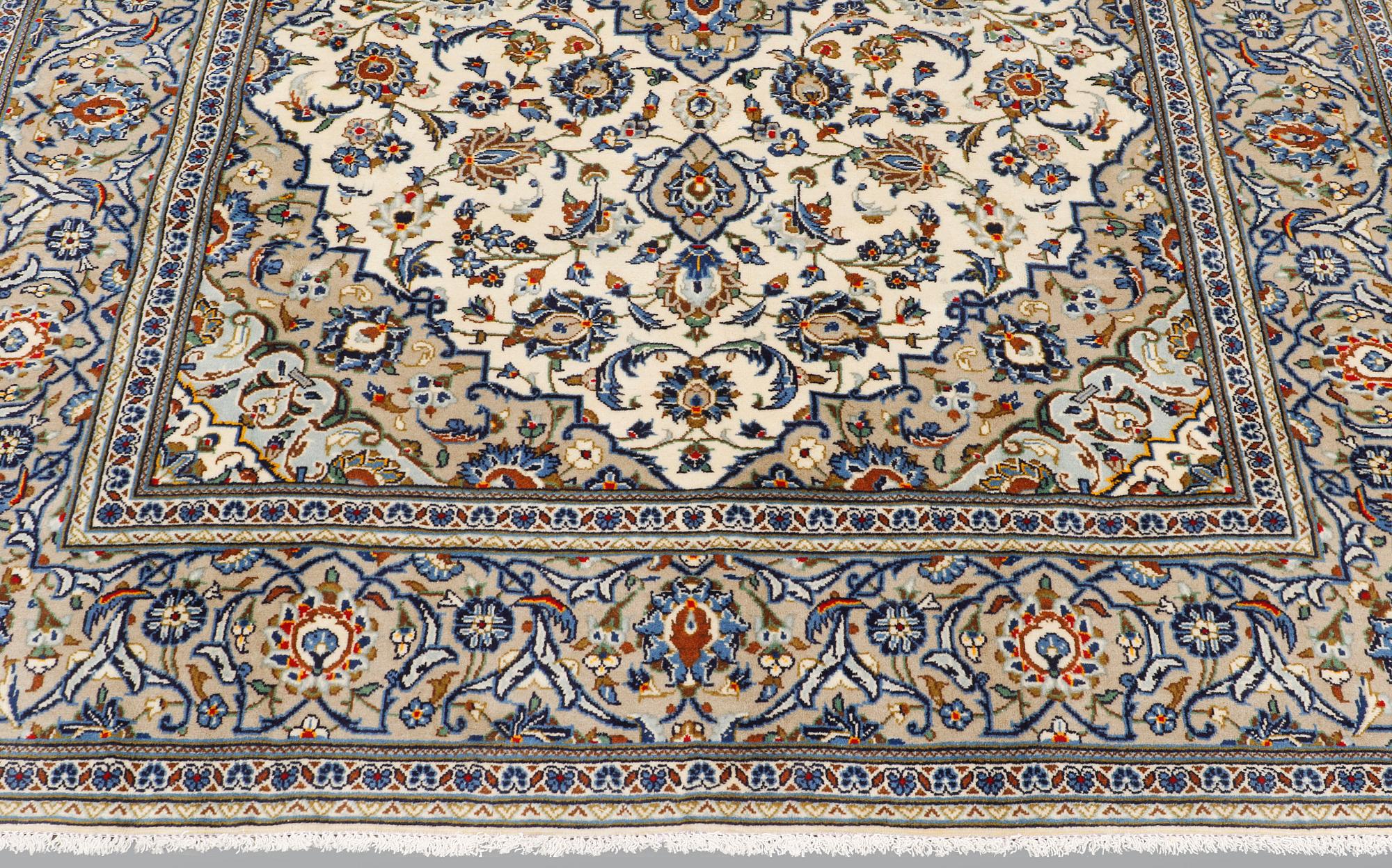 A carpet, Kashan, ca 305 x 205 cm.