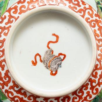 A famille verte bowl, Qing dynasty, late 19th century.