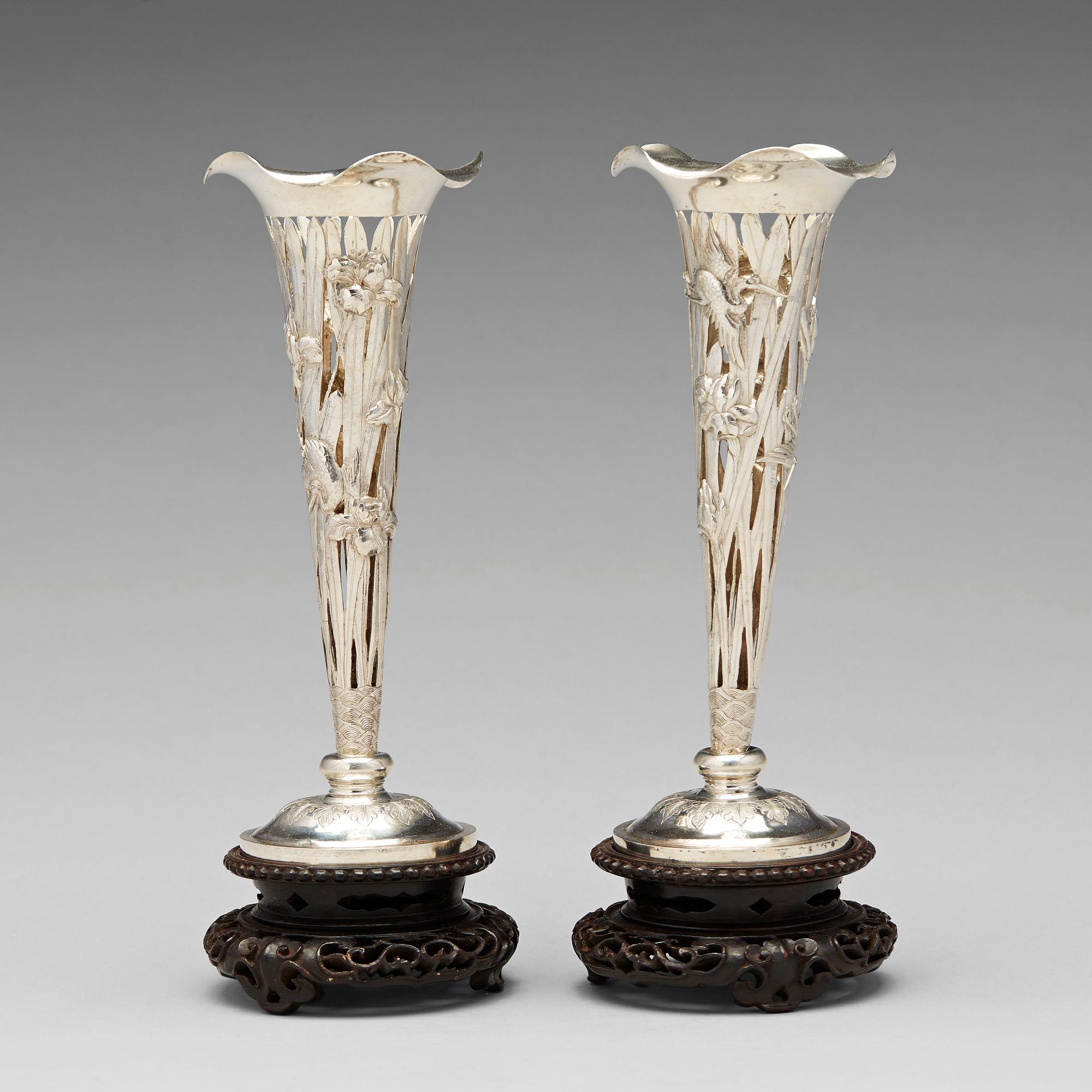 Vaser, ett par, silver. Luen Wo, Shanghai, tidigt 1900-tal.