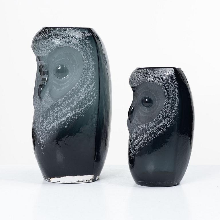 Mats Jonason, figuriner / vaser, 2 st, glas, "Safari" Uggla, Mats  Målerås, signerad MJ Sweden.