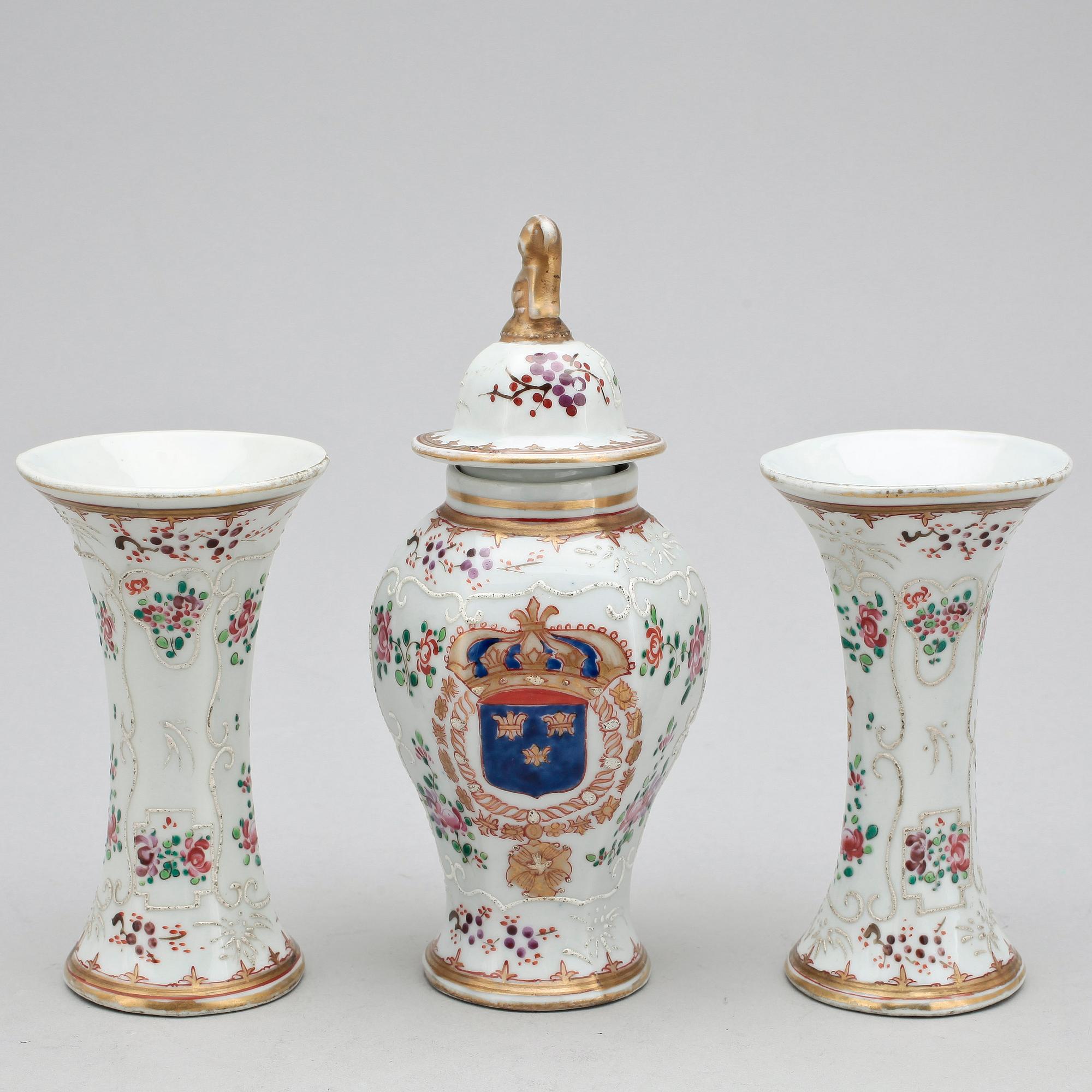 URNA samt TRUMPETVASER, 1+2, porslin, Samson, Frankrike, omkring 1800-talets mitt.