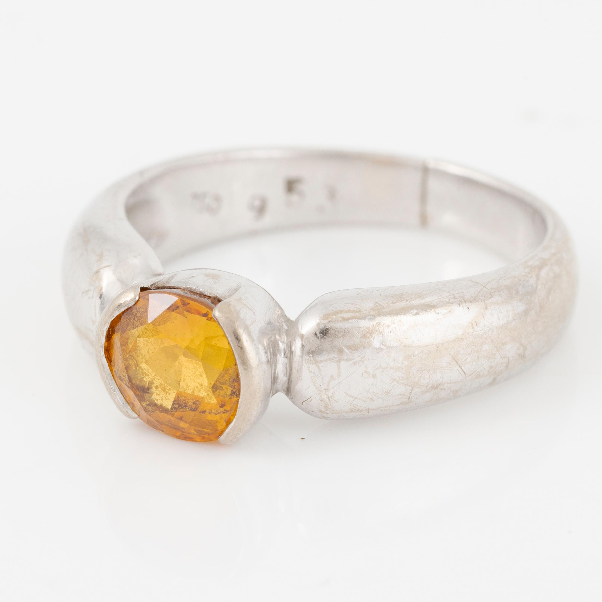 Ring 18K white gold with yellow sapphire.