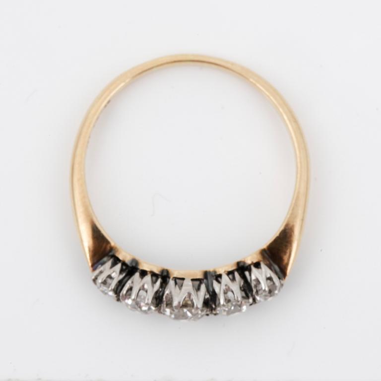 RING, 18K guld med 5 st gammalslipade diamanter, tot. ca 0.60 ct. Vikt ca 3,1 gram.