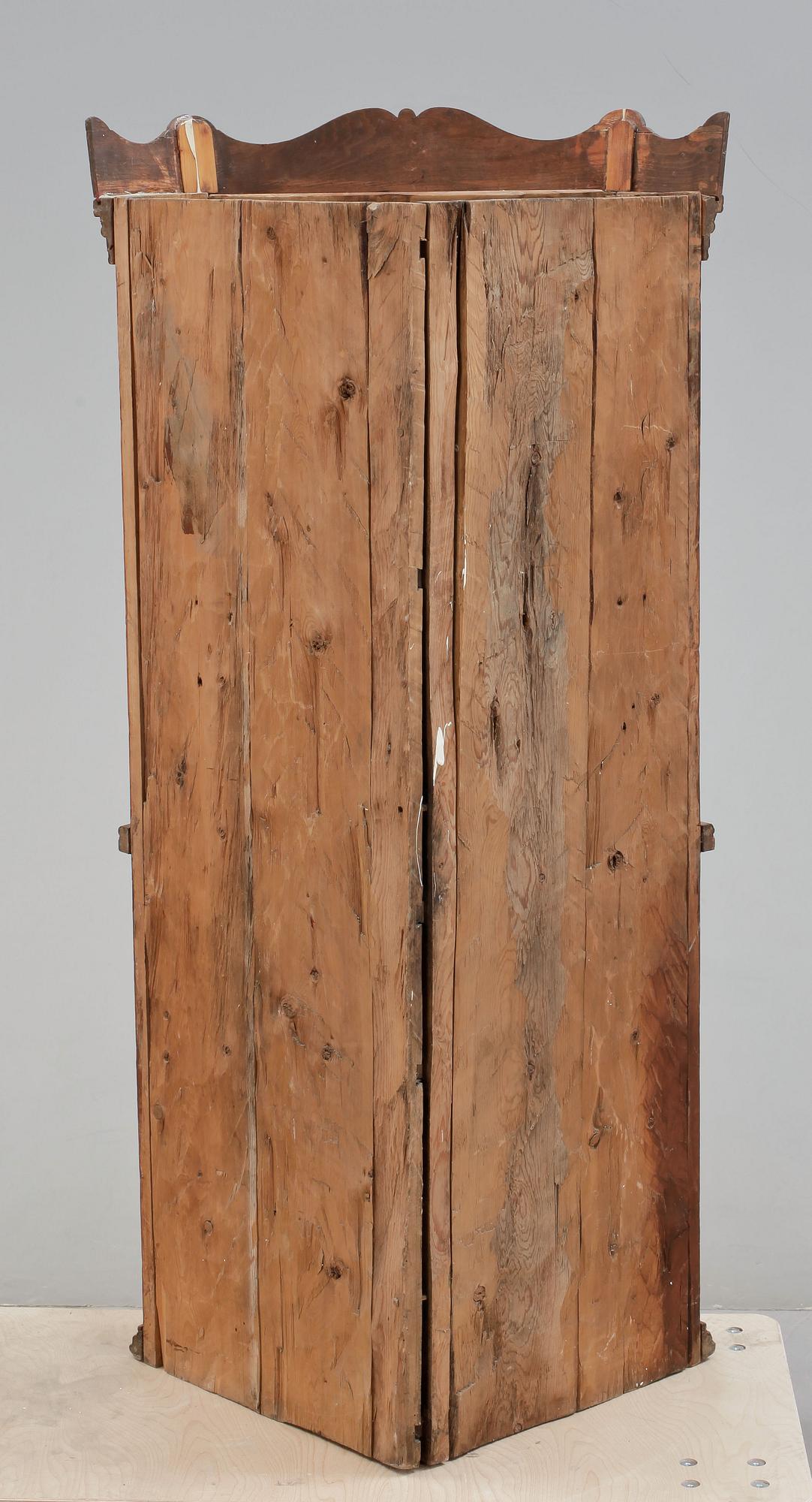 HÖRNSKÅP, allmoge, 1800-tal.