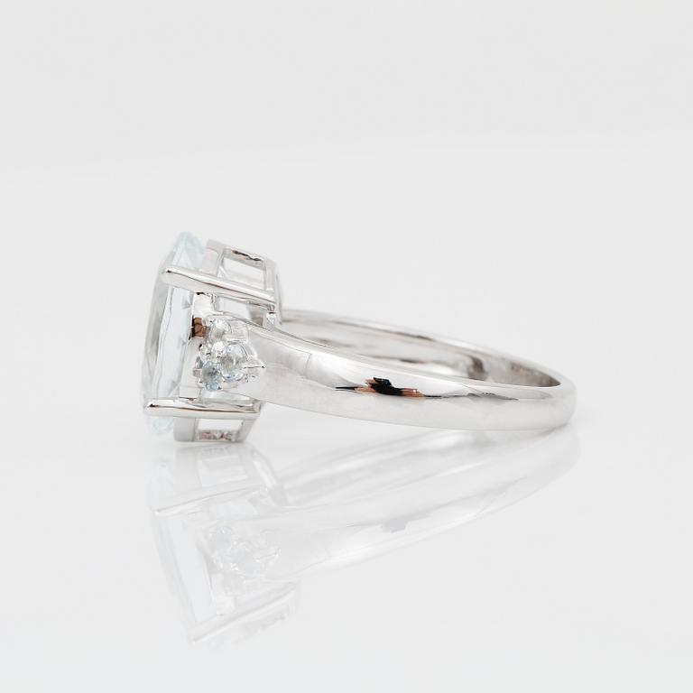 RING, 14K vitguld med ovalslipad goshenit ca 4,03 ct. Vikt ca 4,24 g.