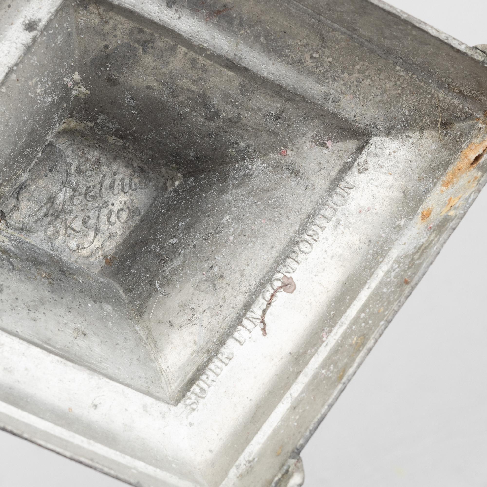 Kandelaber samt två ljusstakar, tenn, av Nils Justelius och Niclas Anström, Eksjo och Växjö, 1800-talets första hälft.