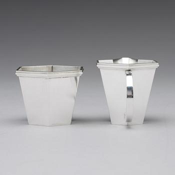 Wiwen Nilsson, sockerskål, gräddkanna och tång på bricka, Lund 1964-69, sterling.