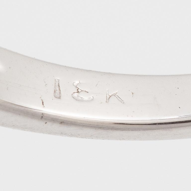 Ring 18K vitguld med en fasettslipad rubin.