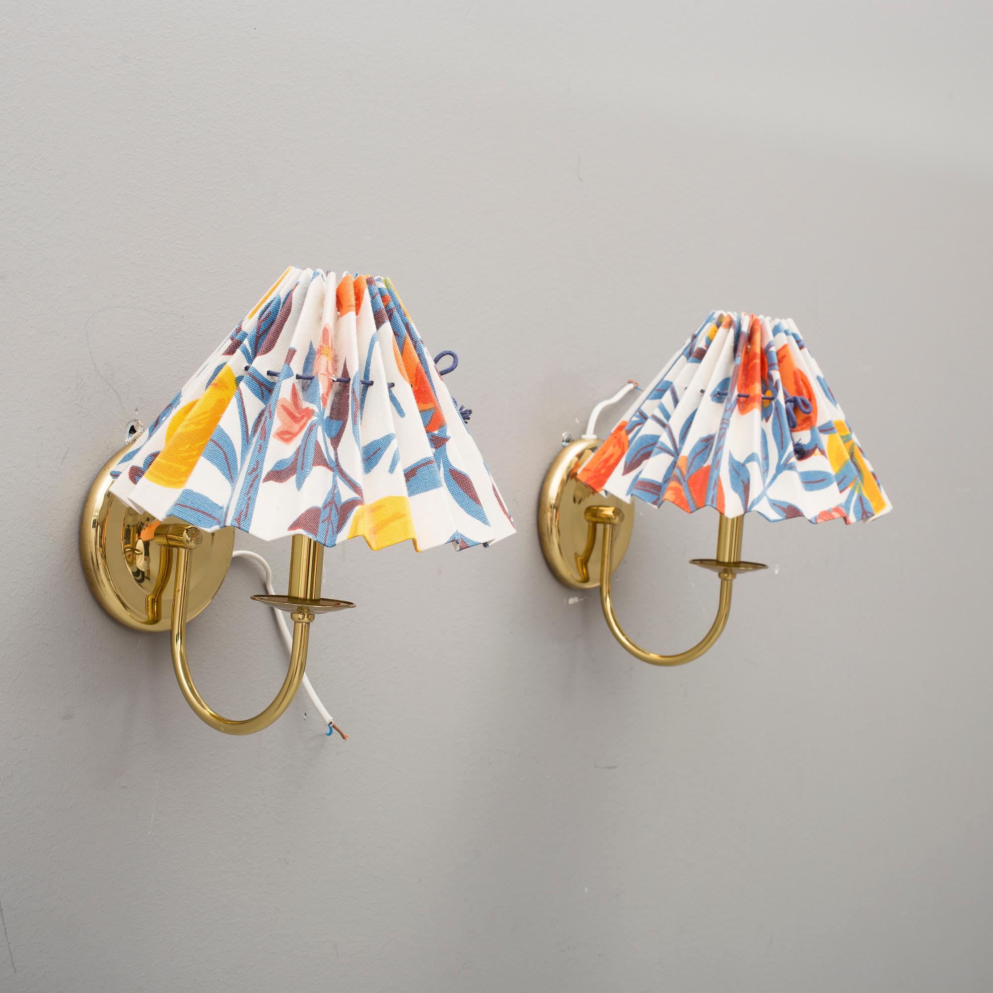 VÄGGLAMPOR, ett par, 1900-talets fjärde kvartal.