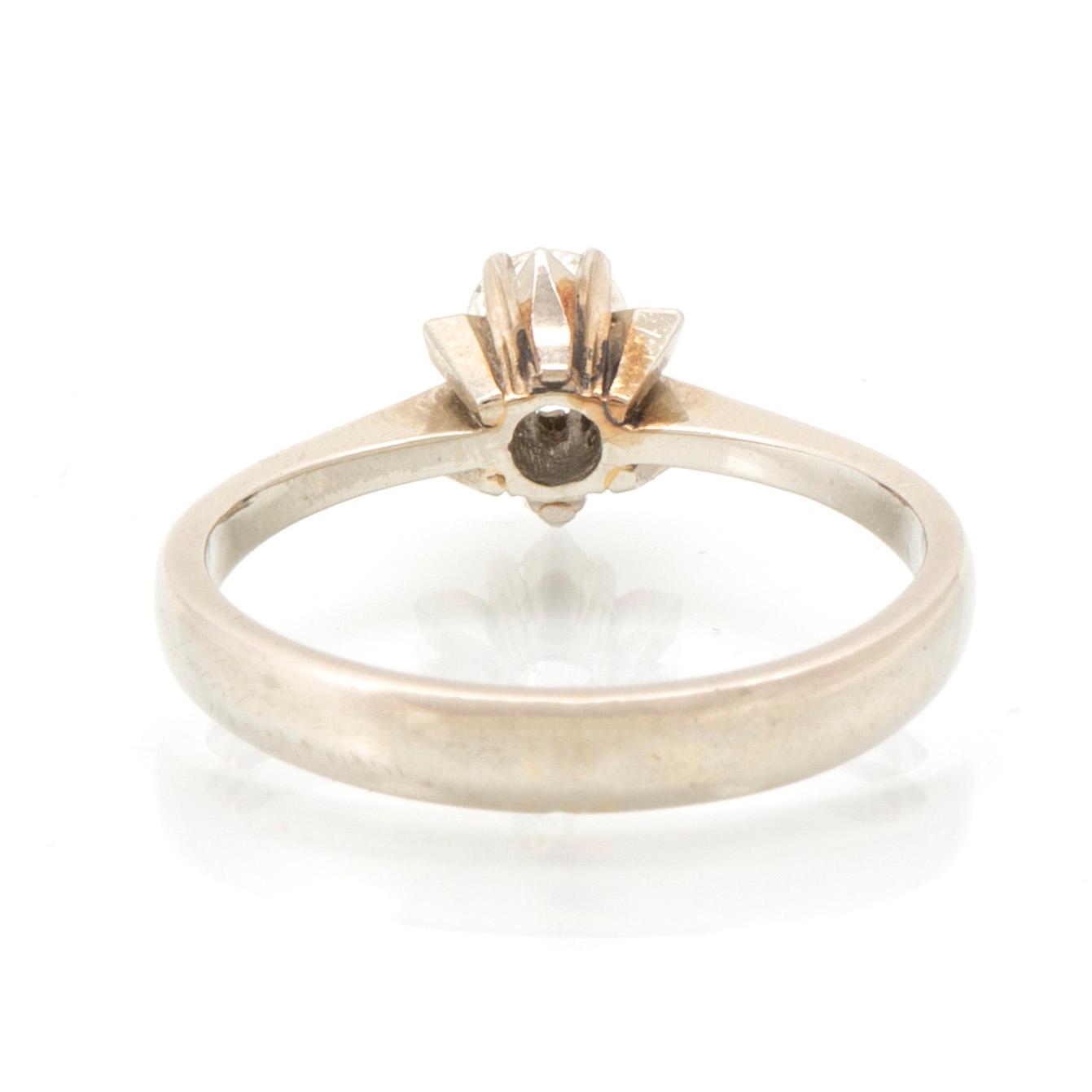 An 18K white gold and diamond ring, approx. 0.2 ct.