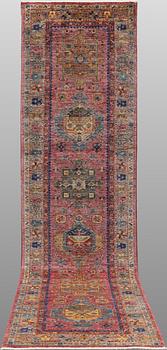 A Zigler design runner carpet, 297 x 77 cm.