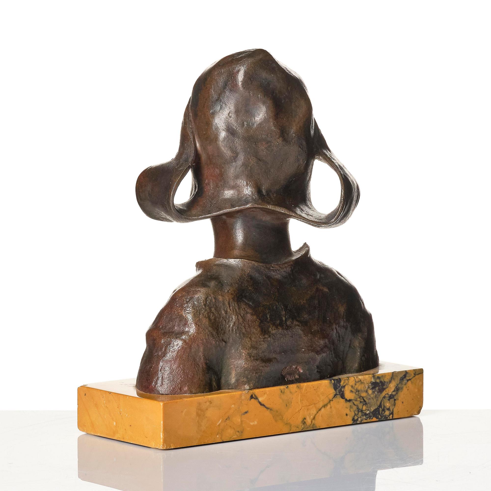 Girl with bonnet.
