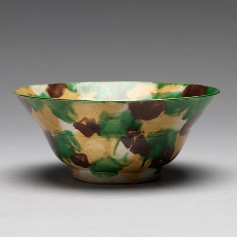 An egg and spinach bowl, Qing dynasty, Kangxi (1662-1722).