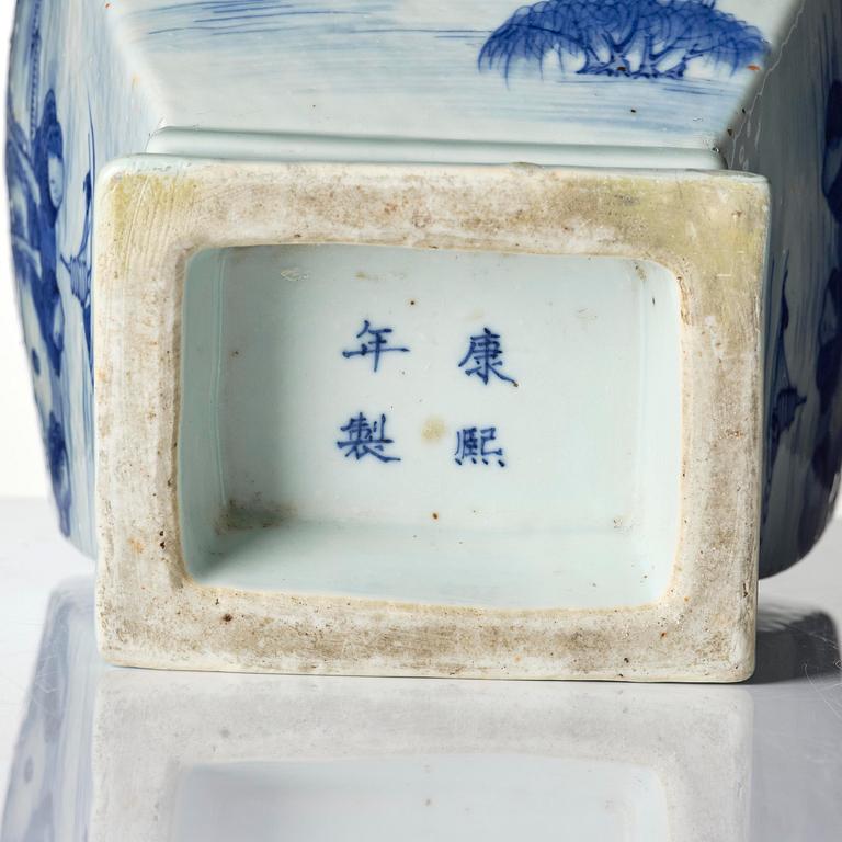 A blue and white 'landscape' vase, Qing dynasty, 19th century.