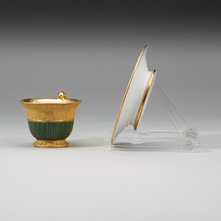 KOPP med FAT, porslin. Ryssland, Empire, 1800-talets första hälft.