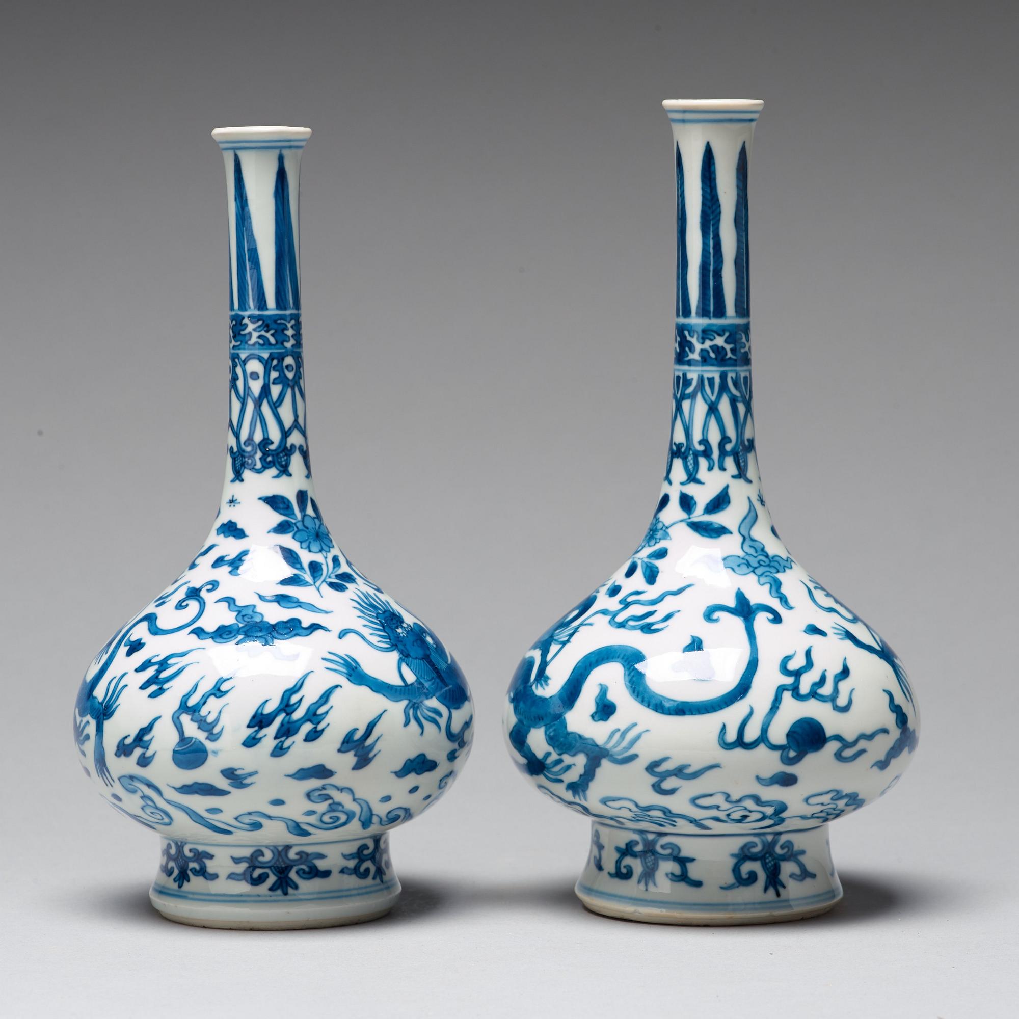 VASER, ett par, porslin. Qingdynastin, Kangxi (1662-1722).