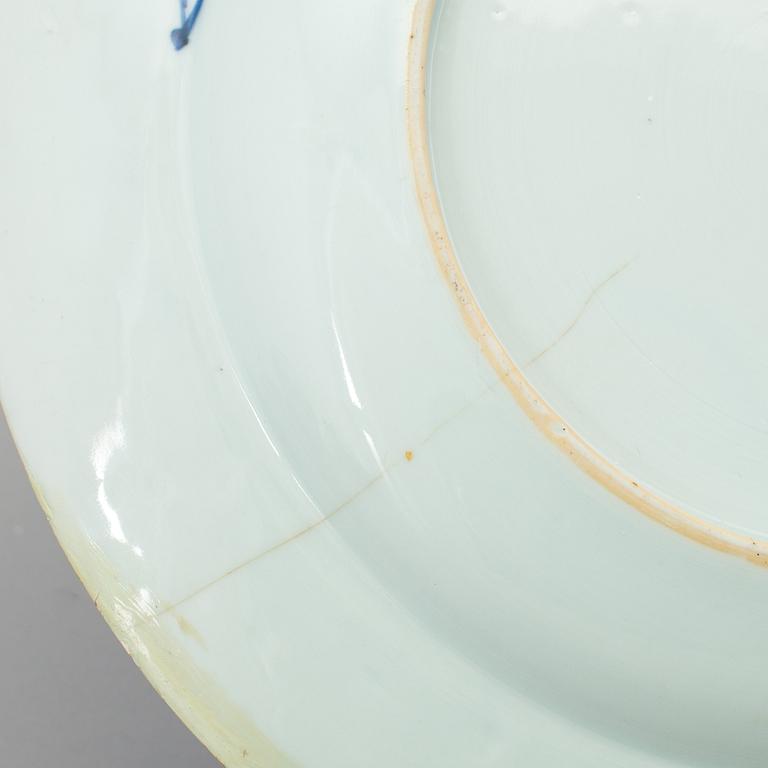 Two Chinese export porcelain dishes, early 18th century.