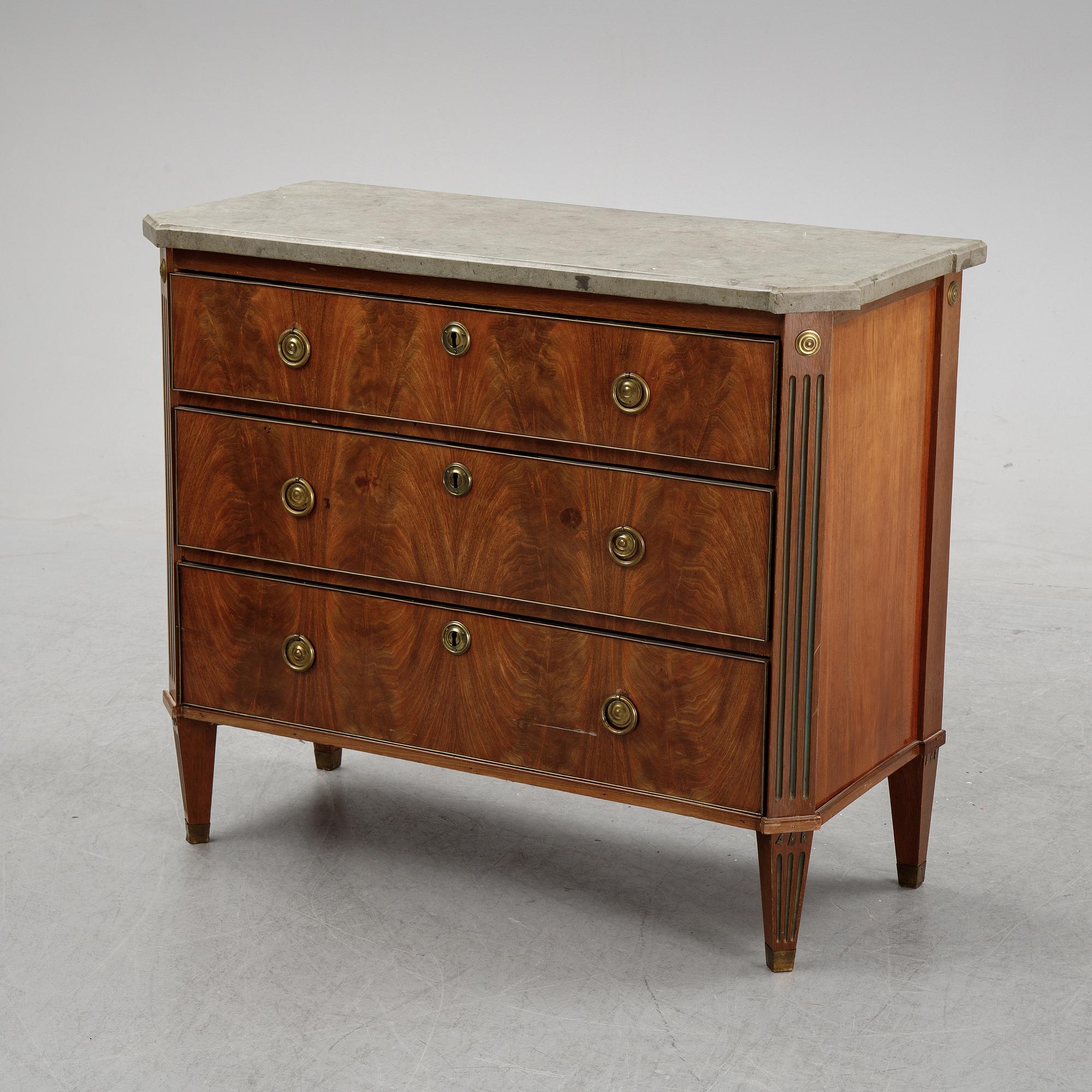 An early 20th century gustavian style chest of drawers.