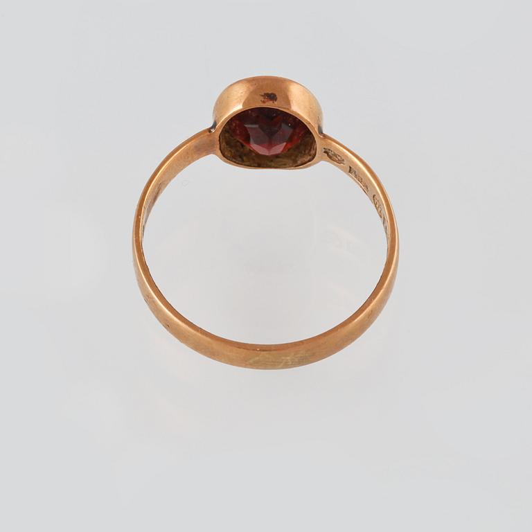 RING, 18K guld med fasettslipad granat,  Åsele, 1887. Vikt 2,7 gram.
