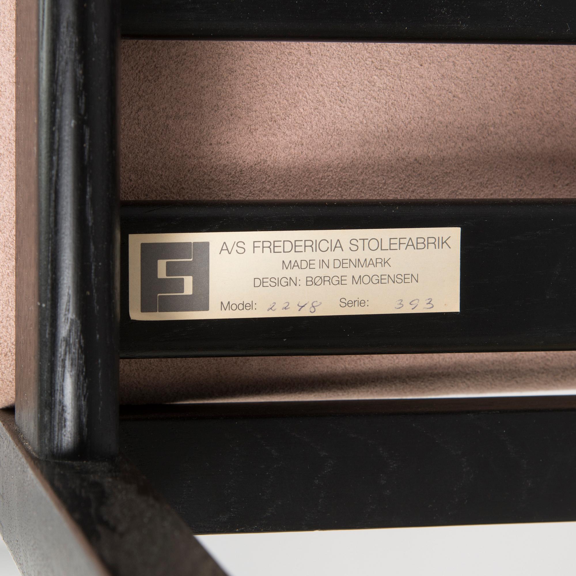 Børge Mogensen, nojatuoli, ”Släden 2254”, sekä jalkarahi, ”248”, Fredericia Stolefabrik, Tanska.