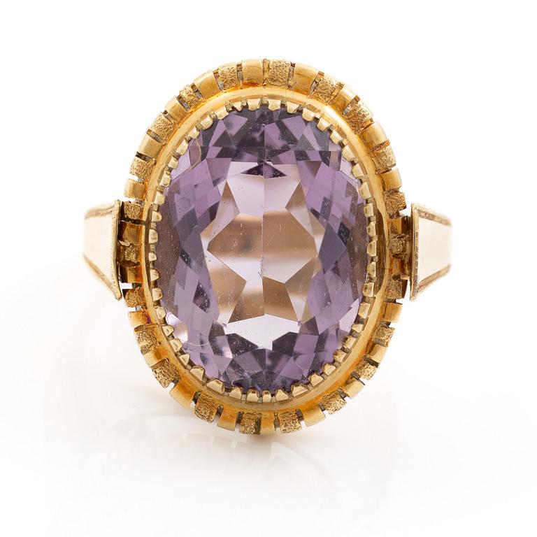 Ring, 14K gold with oval-cut amethyst.