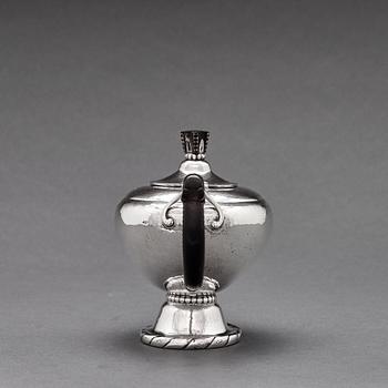 Georg Jensen, a 4 pieces coffee and tea service, Copenhagen 1915-19, 830/1000 silver. Design nr 88.