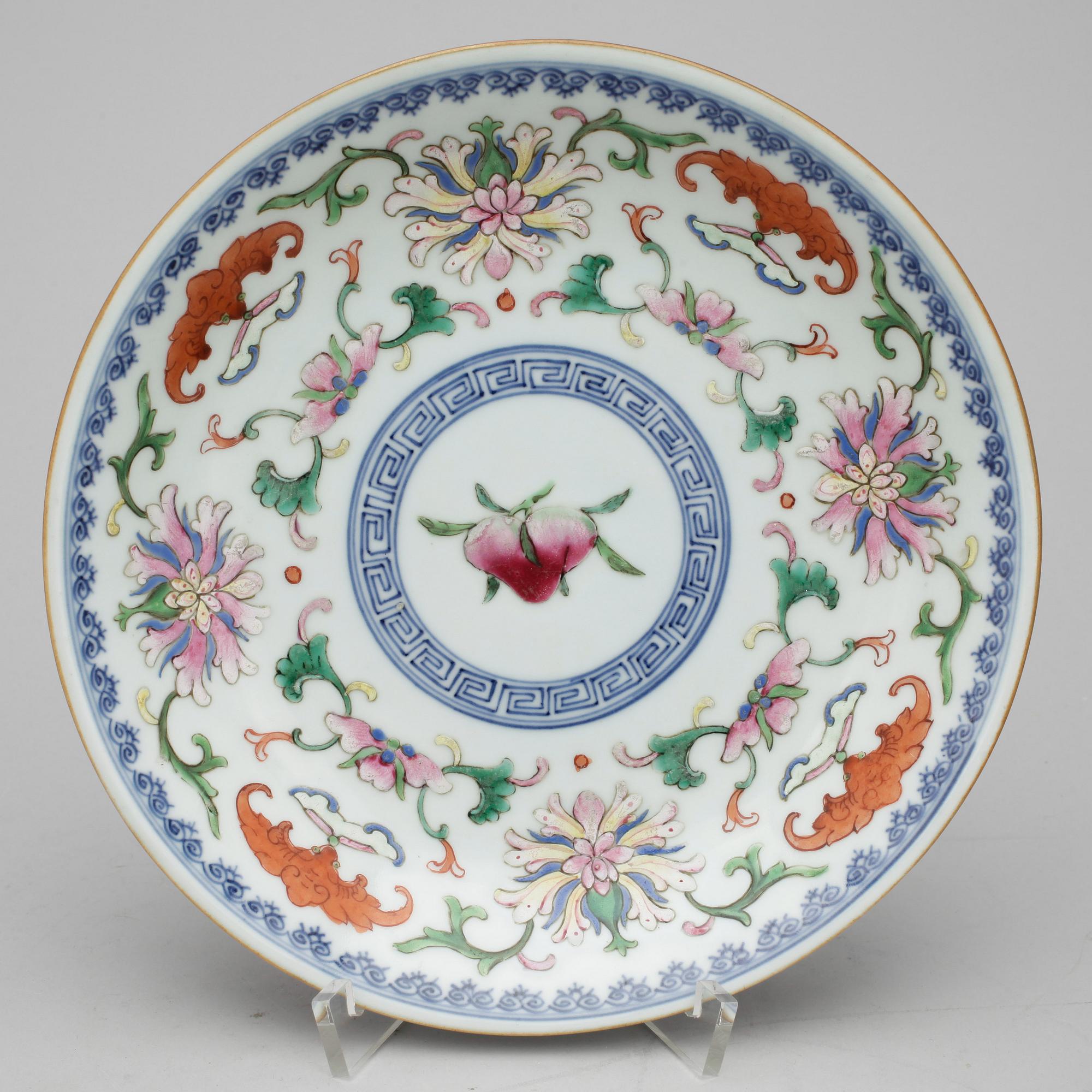SKÅLFAT, 3 st, porslin, Kina, Qianlong respektive Jiaqing, 17/1800-tal.