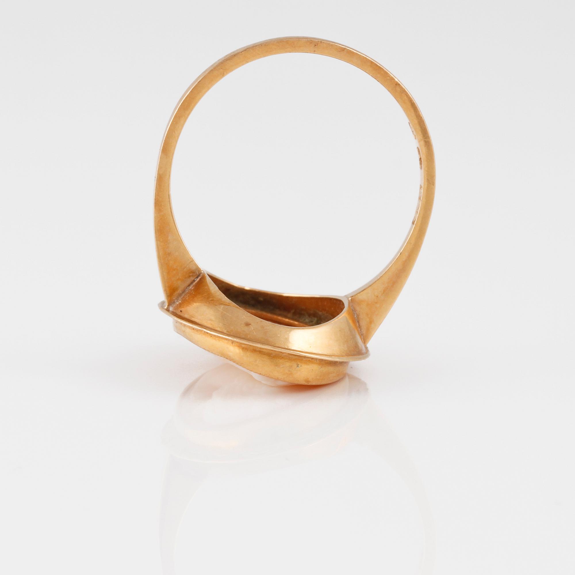 RING, 18K guld med skuren snäckskalskamé, Trege, Göteborg. Vikt 4,1 gram.
