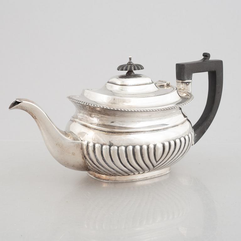 Te- och kaffeservis, 3 delar, samt sockerskål, silver, bl a E. Silver & Co, Sheffield, England 1946-47.