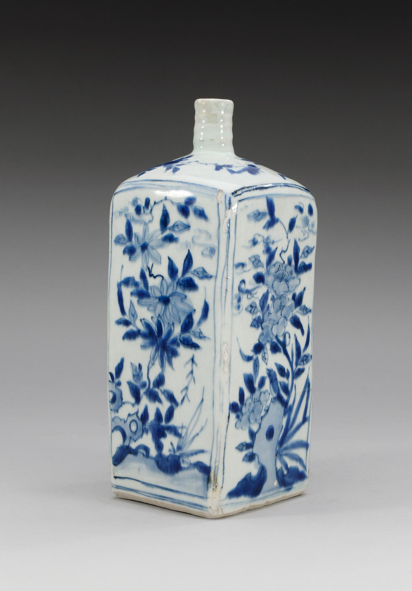 A blue and white bottle, Ming dynasty, Wanli (1573-1613).